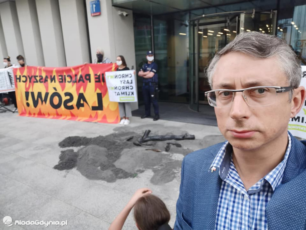 Posel Marek Rutka - manifestacja w obronie lasów