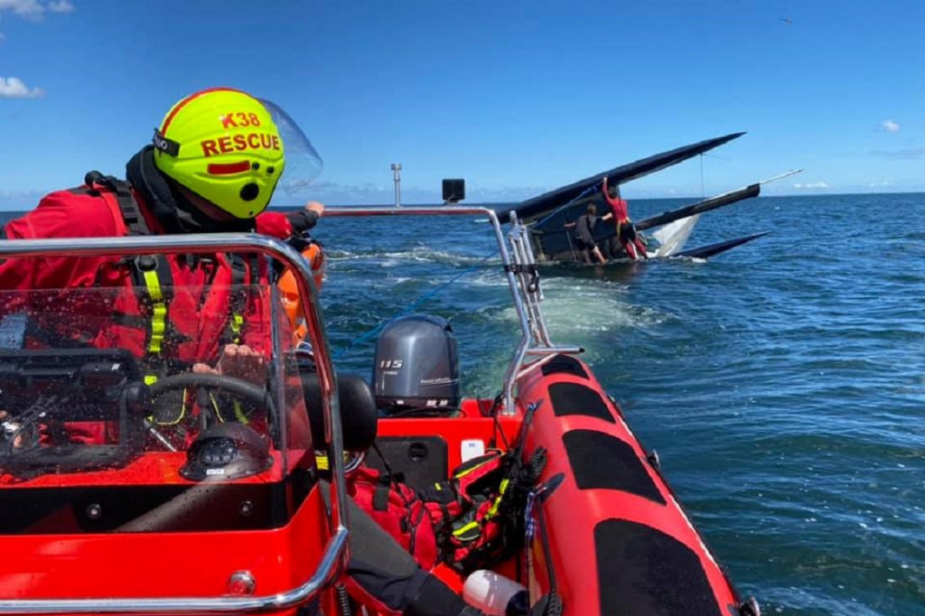 Przewrócony katamaran i błyskawiczna akcja łodzi ratunkowej GSP 20