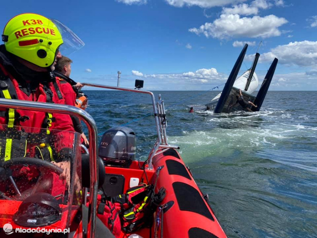 Przewrócony katamaran i błyskawiczna akcja łodzi ratunkowej GSP 20