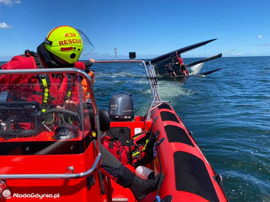 Przewrócony katamaran i błyskawiczna akcja łodzi ratunkowej GSP 20
