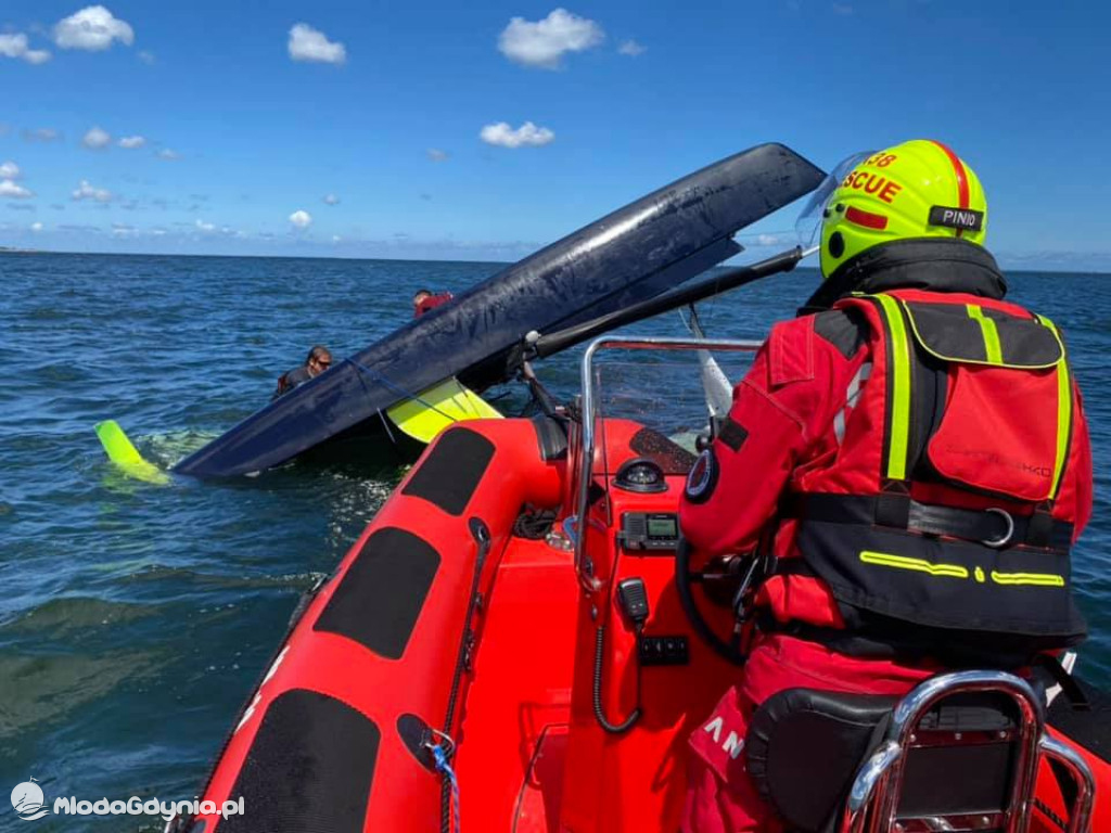 Przewrócony katamaran i błyskawiczna akcja łodzi ratunkowej GSP 20