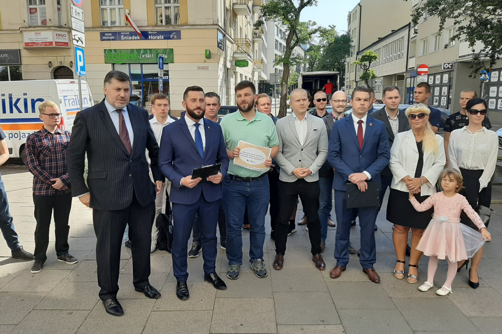 Konfederacja - protest przed biurem PiS w Gdyni