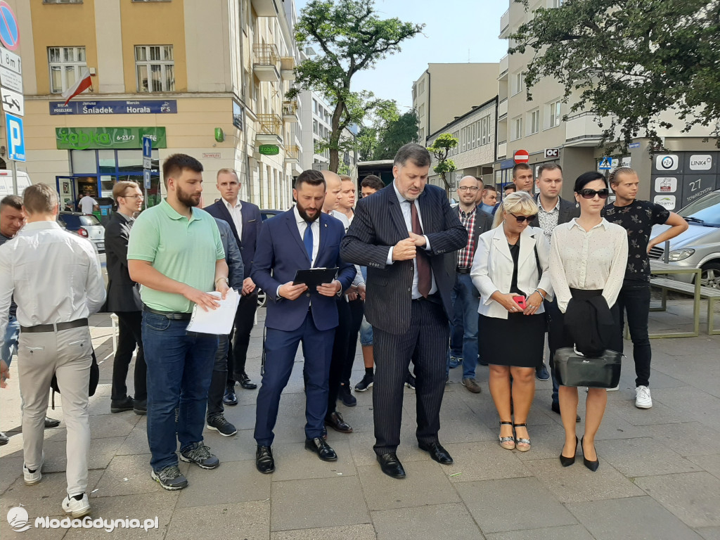 Konfederacja - protest przed biurem PiS w Gdyni