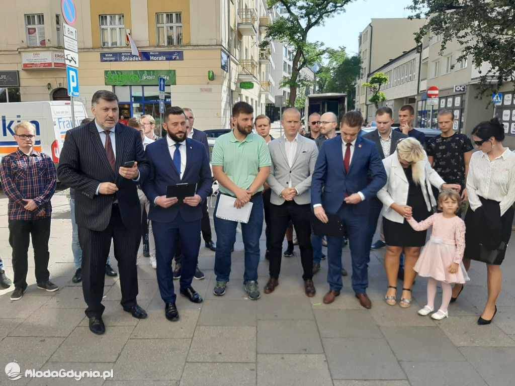 Konfederacja - protest przed biurem PiS w Gdyni