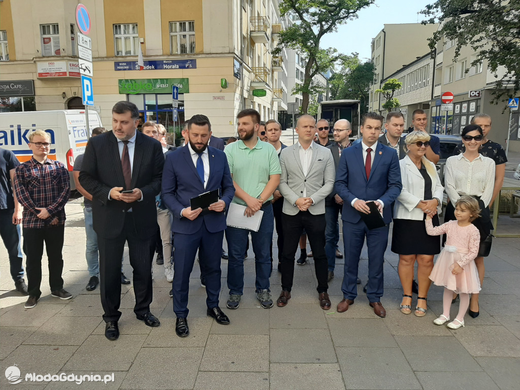 Konfederacja - protest przed biurem PiS w Gdyni