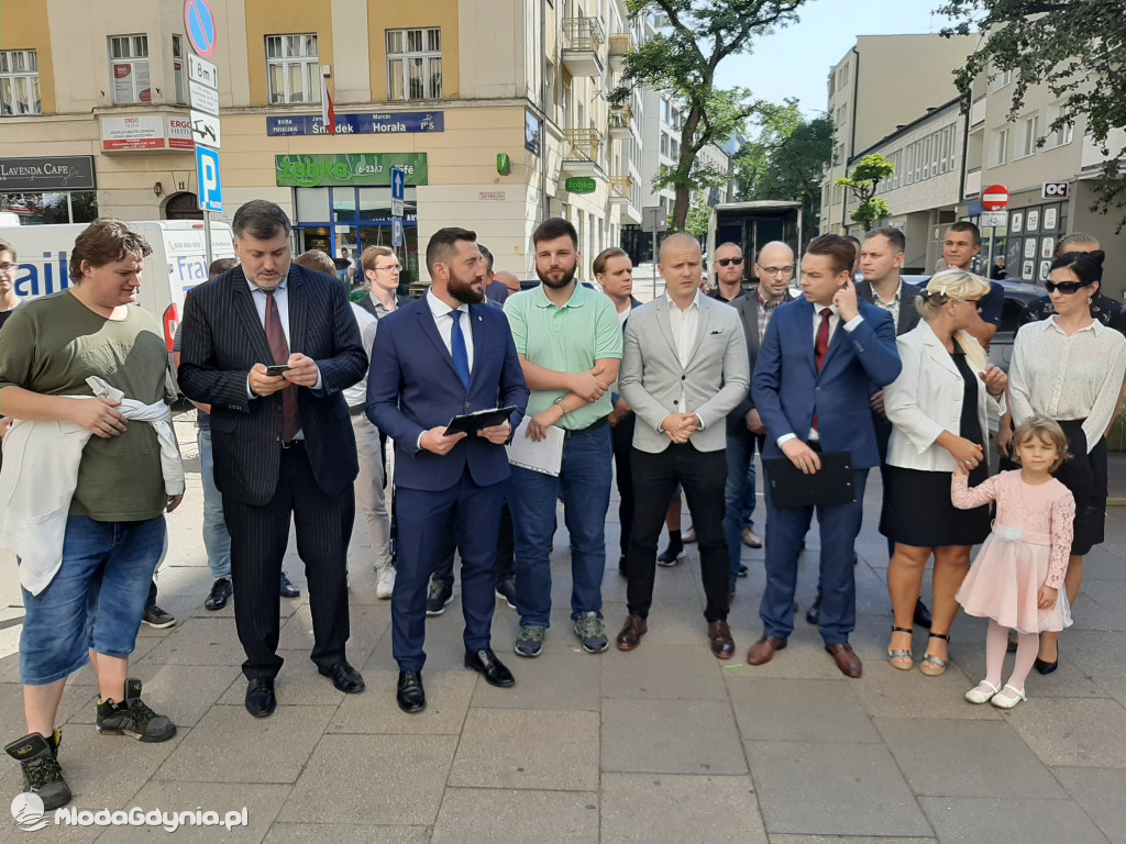 Konfederacja - protest przed biurem PiS w Gdyni