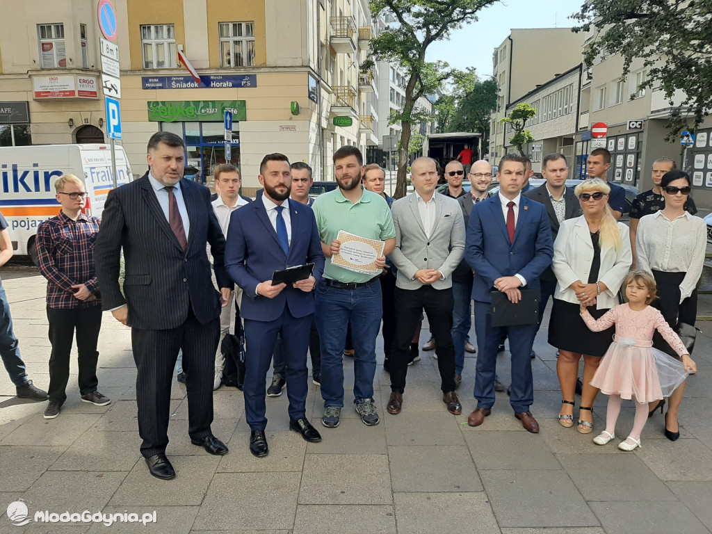 Konfederacja - protest przed biurem PiS w Gdyni