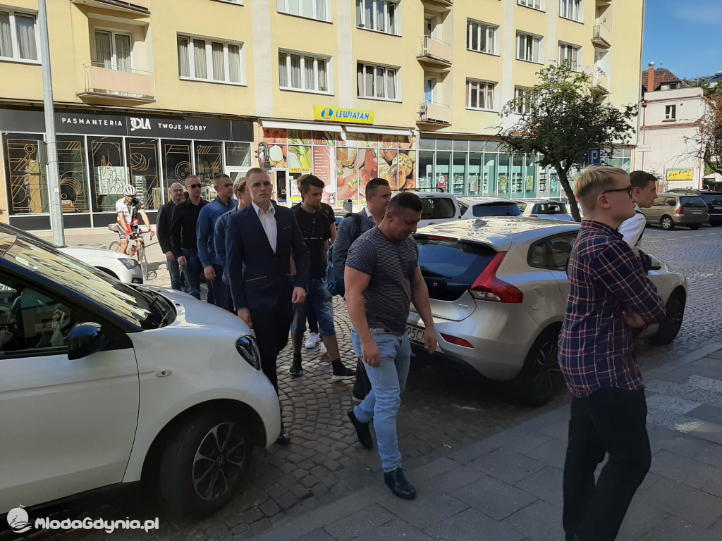 Konfederacja - protest przed biurem PiS w Gdyni