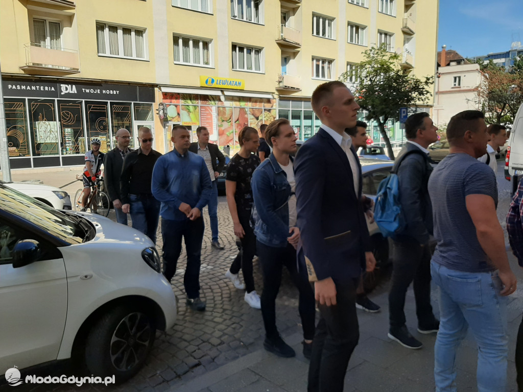Konfederacja - protest przed biurem PiS w Gdyni