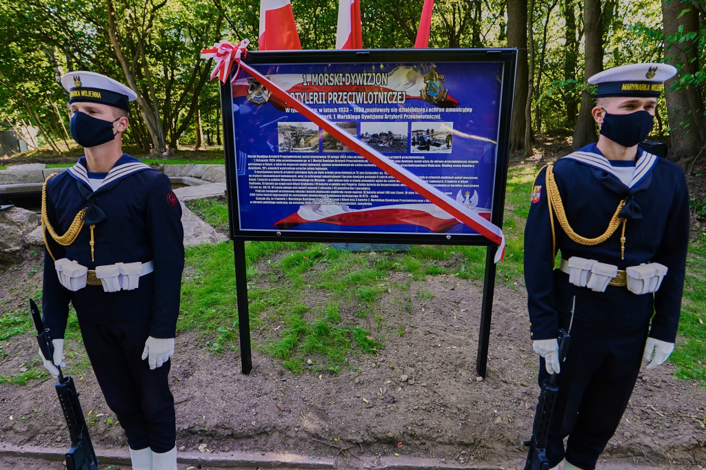 Odsłonięcie tablicy pamiątkowej poświęconej 1. Baterii 1. Morskiego Dywizjonu Artylerii Przeciwlotniczej