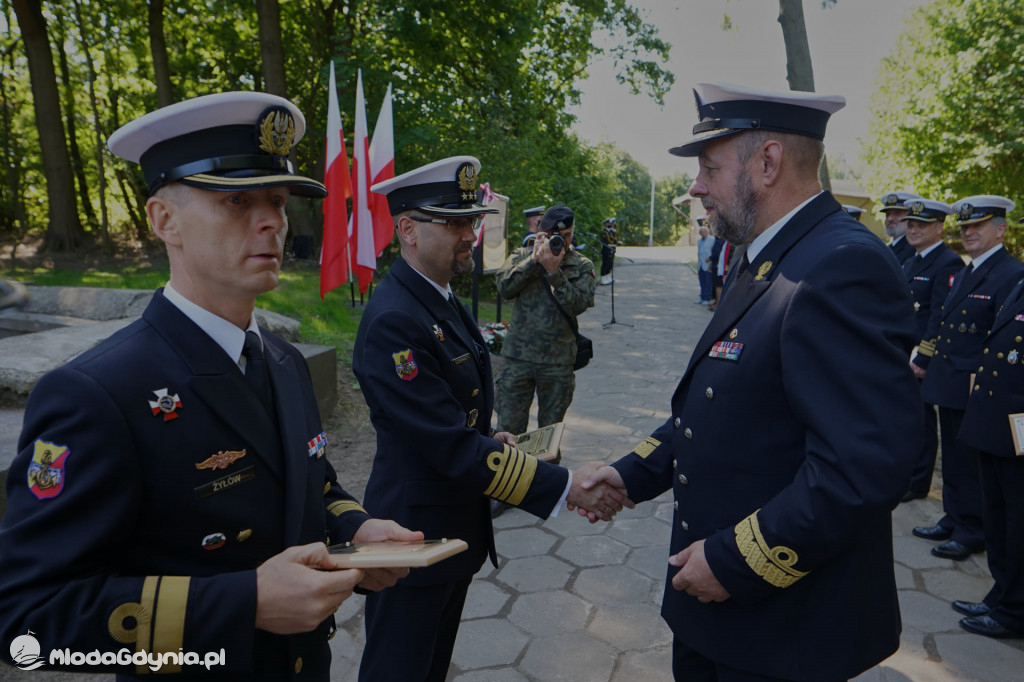 Odsłonięcie tablicy pamiątkowej poświęconej 1. Baterii 1. Morskiego Dywizjonu Artylerii Przeciwlotniczej