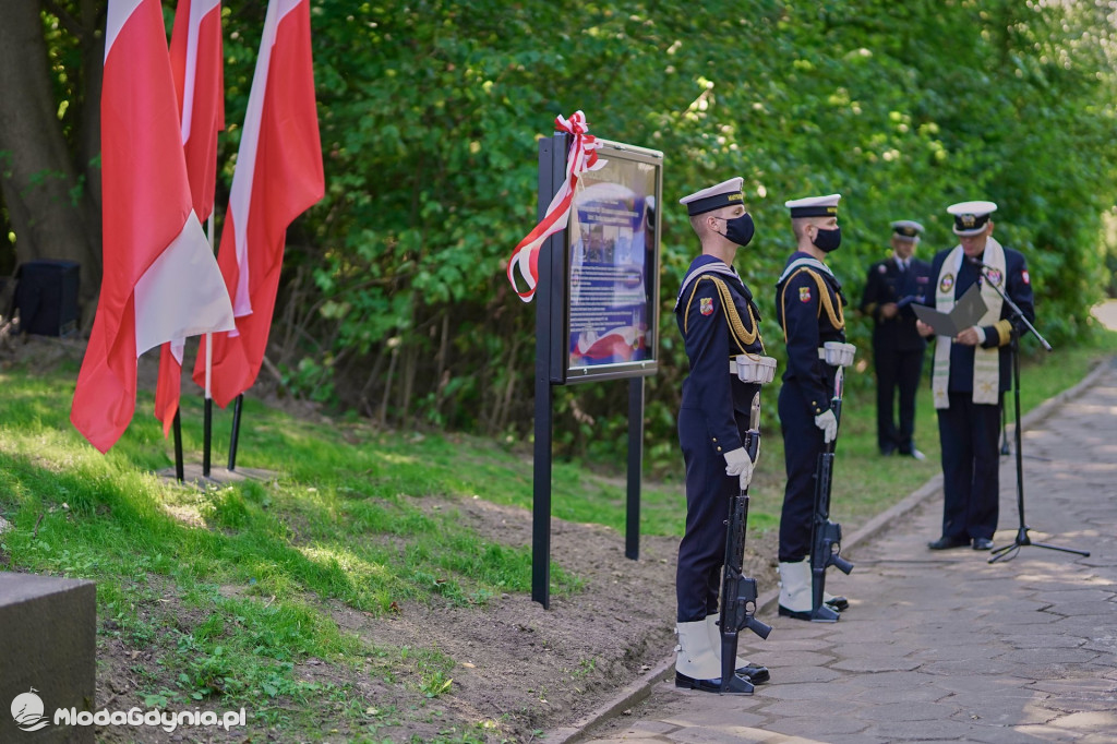 Odsłonięcie tablicy pamiątkowej poświęconej 1. Baterii 1. Morskiego Dywizjonu Artylerii Przeciwlotniczej