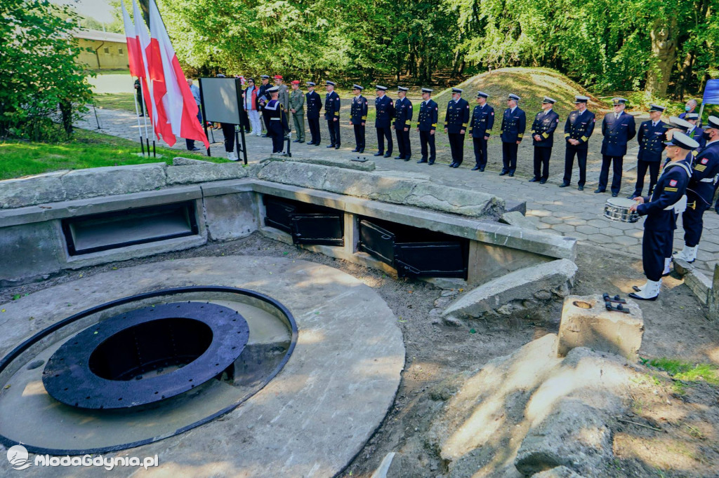 Odsłonięcie tablicy pamiątkowej poświęconej 1. Baterii 1. Morskiego Dywizjonu Artylerii Przeciwlotniczej