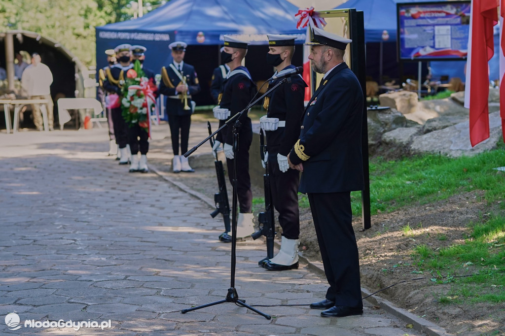Odsłonięcie tablicy pamiątkowej poświęconej 1. Baterii 1. Morskiego Dywizjonu Artylerii Przeciwlotniczej