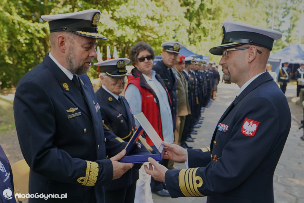 Odsłonięcie tablicy pamiątkowej poświęconej 1. Baterii 1. Morskiego Dywizjonu Artylerii Przeciwlotniczej