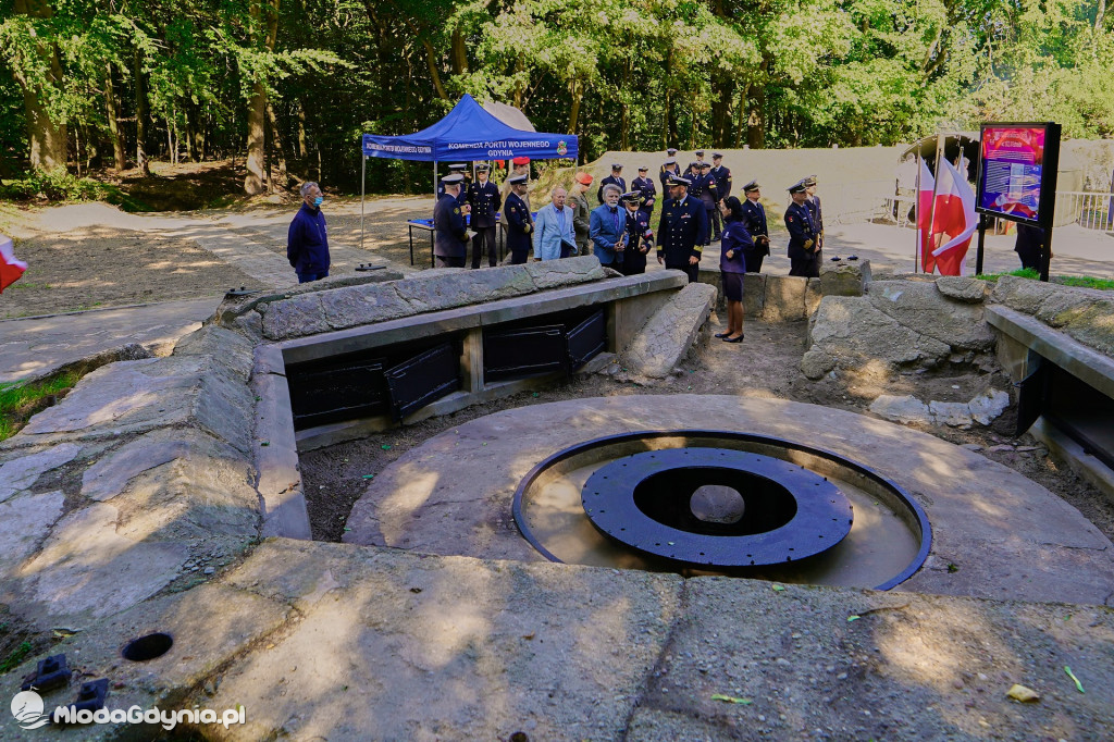 Odsłonięcie tablicy pamiątkowej poświęconej 1. Baterii 1. Morskiego Dywizjonu Artylerii Przeciwlotniczej