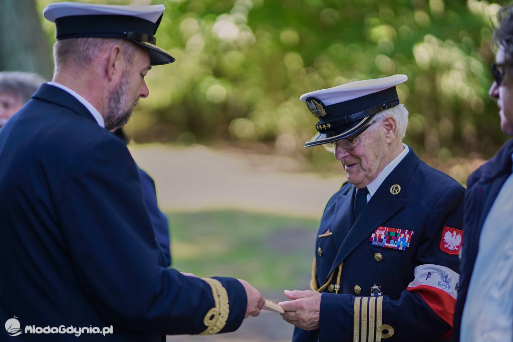 Odsłonięcie tablicy pamiątkowej poświęconej 1. Baterii 1. Morskiego Dywizjonu Artylerii Przeciwlotniczej