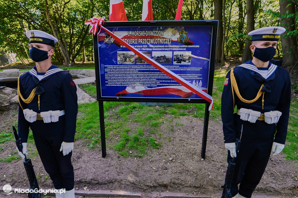 Odsłonięcie tablicy pamiątkowej poświęconej 1. Baterii 1. Morskiego Dywizjonu Artylerii Przeciwlotniczej