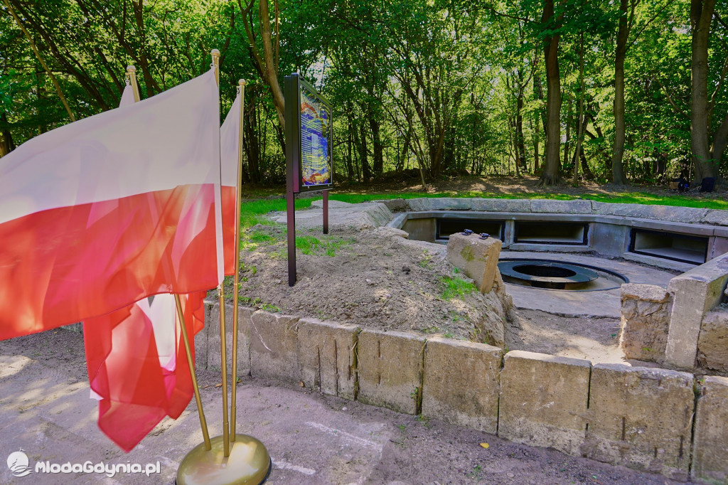 Odsłonięcie tablicy pamiątkowej poświęconej 1. Baterii 1. Morskiego Dywizjonu Artylerii Przeciwlotniczej