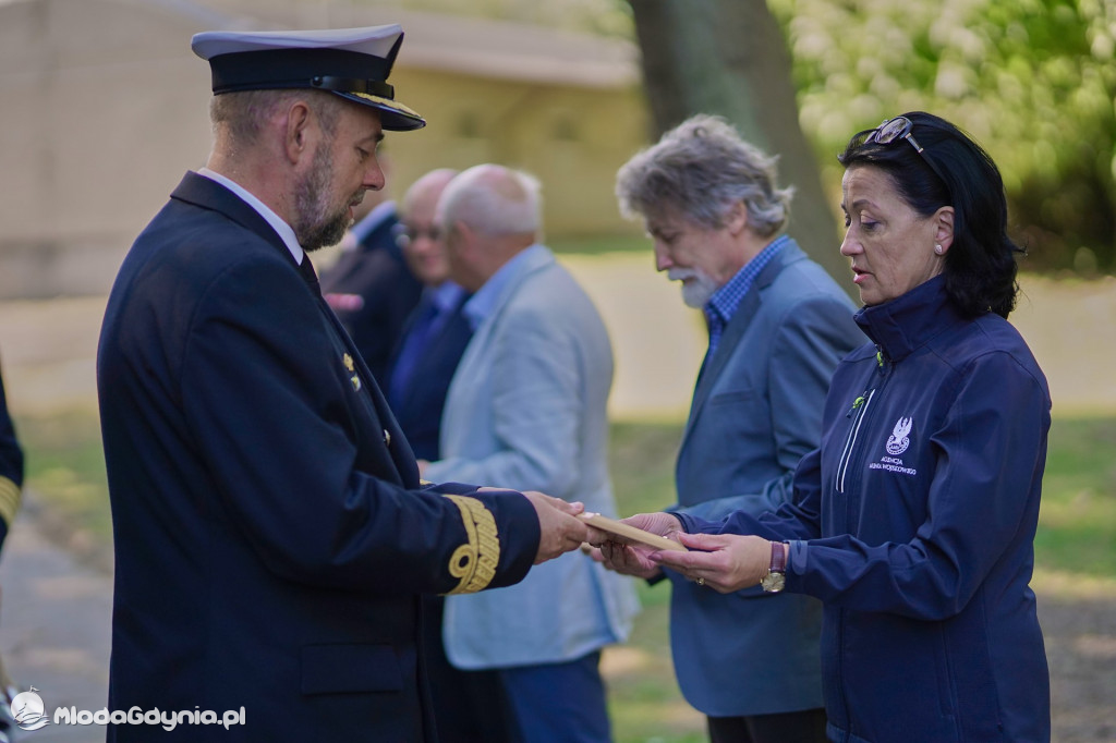 Odsłonięcie tablicy pamiątkowej poświęconej 1. Baterii 1. Morskiego Dywizjonu Artylerii Przeciwlotniczej