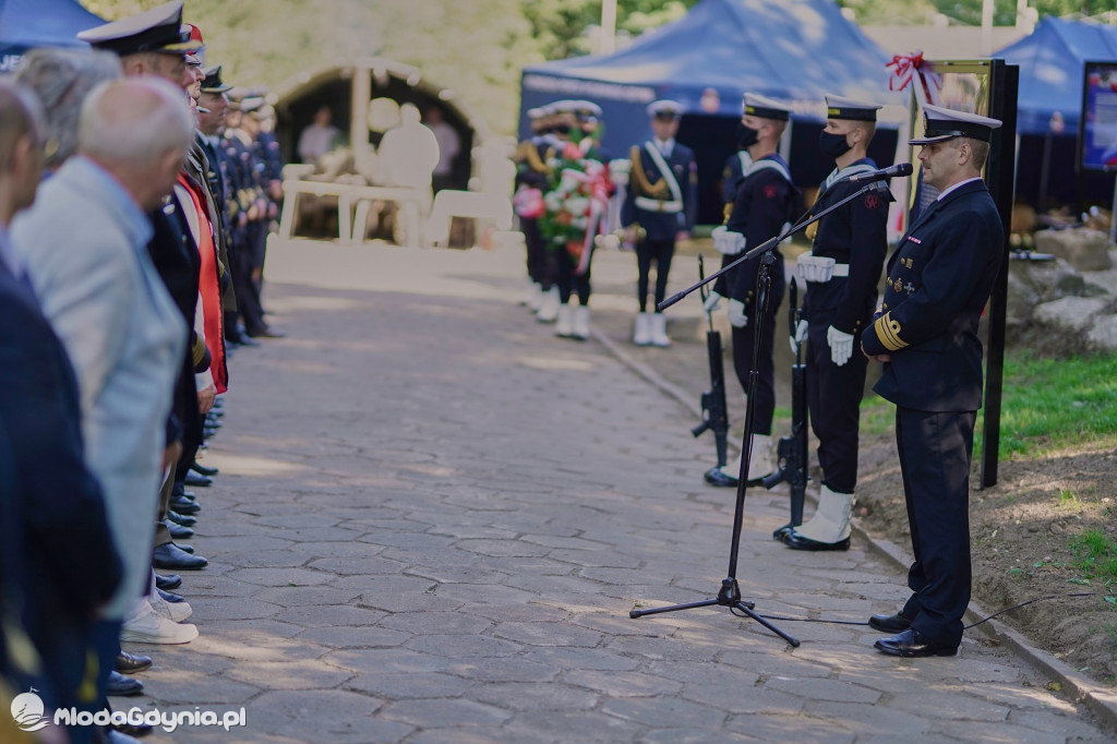 Odsłonięcie tablicy pamiątkowej poświęconej 1. Baterii 1. Morskiego Dywizjonu Artylerii Przeciwlotniczej