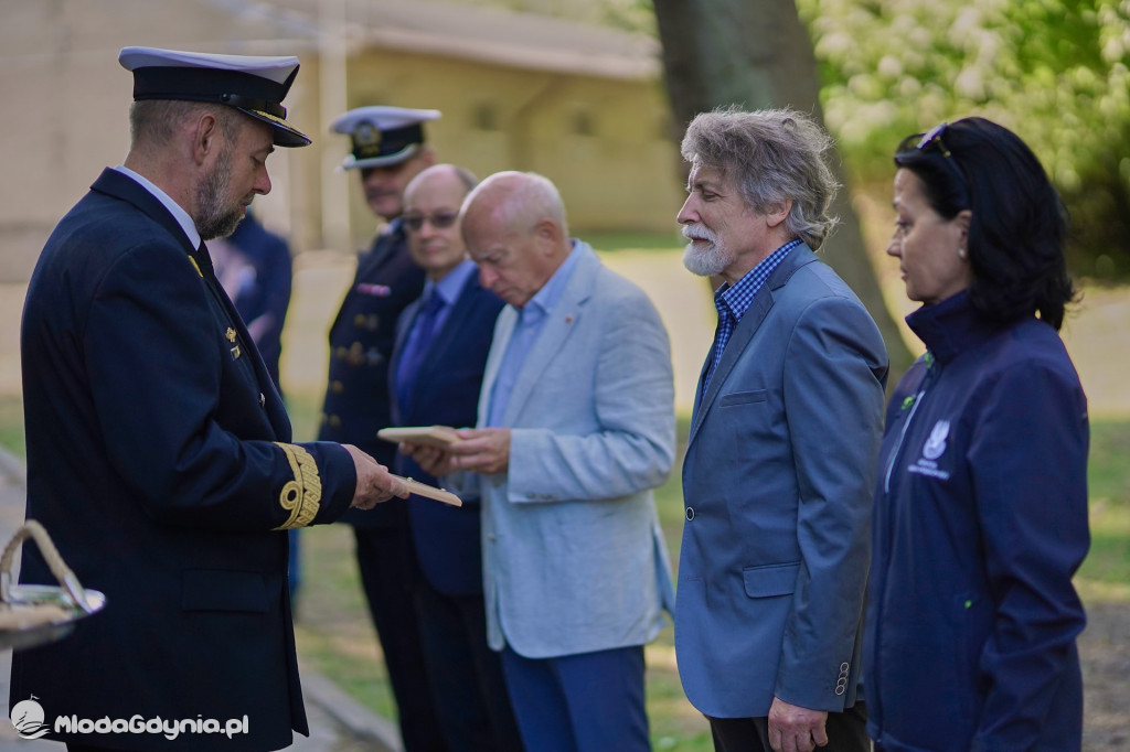 Odsłonięcie tablicy pamiątkowej poświęconej 1. Baterii 1. Morskiego Dywizjonu Artylerii Przeciwlotniczej