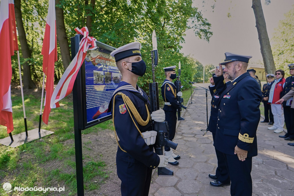 Odsłonięcie tablicy pamiątkowej poświęconej 1. Baterii 1. Morskiego Dywizjonu Artylerii Przeciwlotniczej