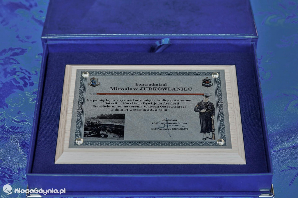 Odsłonięcie tablicy pamiątkowej poświęconej 1. Baterii 1. Morskiego Dywizjonu Artylerii Przeciwlotniczej