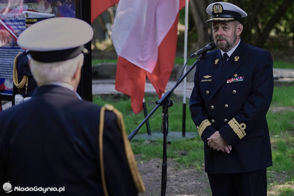 Odsłonięcie tablicy pamiątkowej poświęconej 1. Baterii 1. Morskiego Dywizjonu Artylerii Przeciwlotniczej