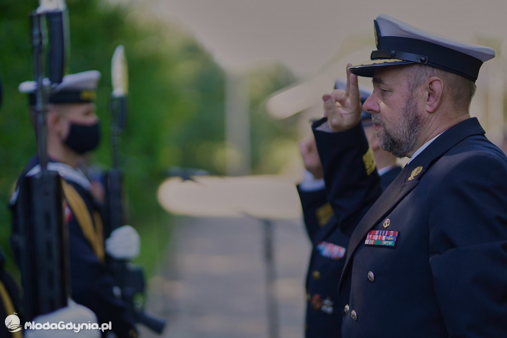 Odsłonięcie tablicy pamiątkowej poświęconej 1. Baterii 1. Morskiego Dywizjonu Artylerii Przeciwlotniczej