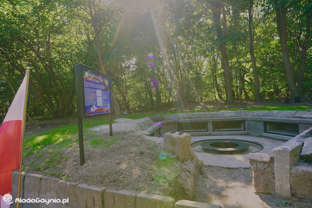 Odsłonięcie tablicy pamiątkowej poświęconej 1. Baterii 1. Morskiego Dywizjonu Artylerii Przeciwlotniczej