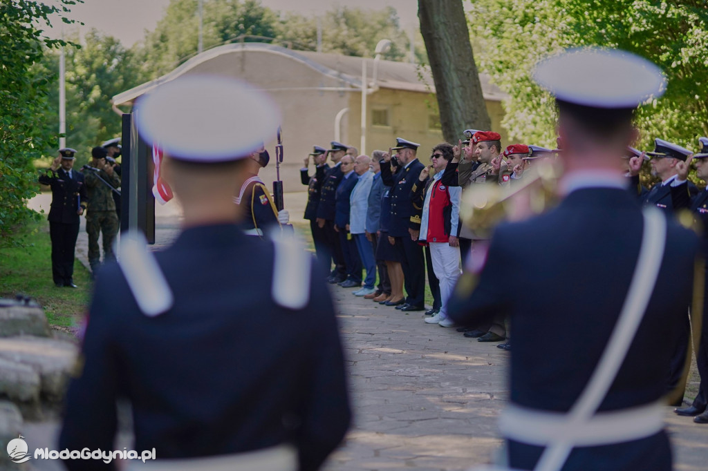 Odsłonięcie tablicy pamiątkowej poświęconej 1. Baterii 1. Morskiego Dywizjonu Artylerii Przeciwlotniczej