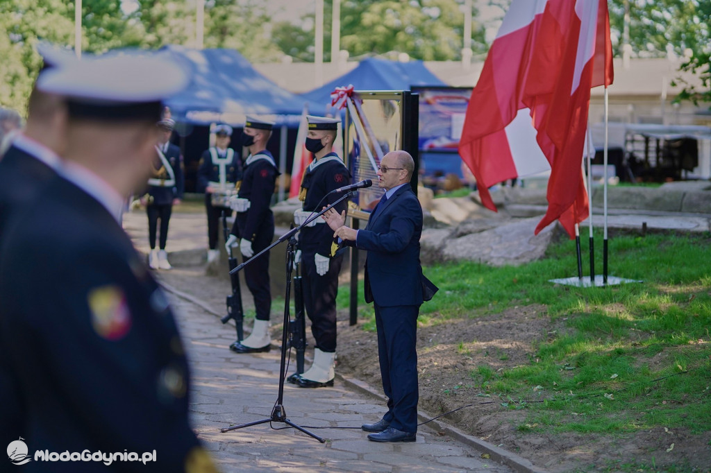 Odsłonięcie tablicy pamiątkowej poświęconej 1. Baterii 1. Morskiego Dywizjonu Artylerii Przeciwlotniczej