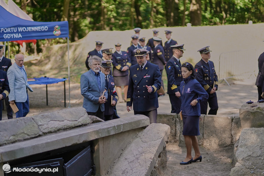 Odsłonięcie tablicy pamiątkowej poświęconej 1. Baterii 1. Morskiego Dywizjonu Artylerii Przeciwlotniczej