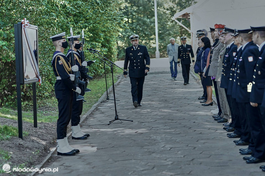 Odsłonięcie tablicy pamiątkowej poświęconej 1. Baterii 1. Morskiego Dywizjonu Artylerii Przeciwlotniczej