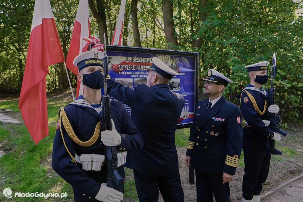Odsłonięcie tablicy pamiątkowej poświęconej 1. Baterii 1. Morskiego Dywizjonu Artylerii Przeciwlotniczej
