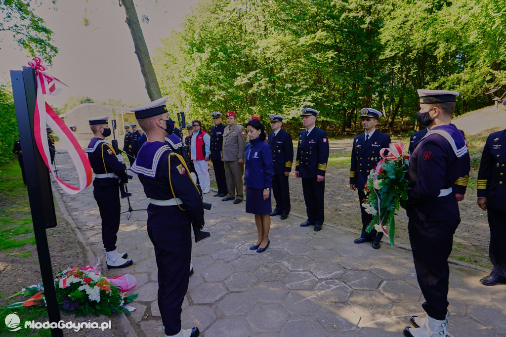 Odsłonięcie tablicy pamiątkowej poświęconej 1. Baterii 1. Morskiego Dywizjonu Artylerii Przeciwlotniczej