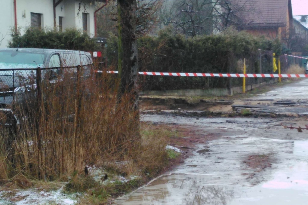 UWAGA! Awaria na Pogórzu. Leje się woda z pęknietej rury. Skrzyżowanie ulic Mosiężna i Cynkowa zamknięte