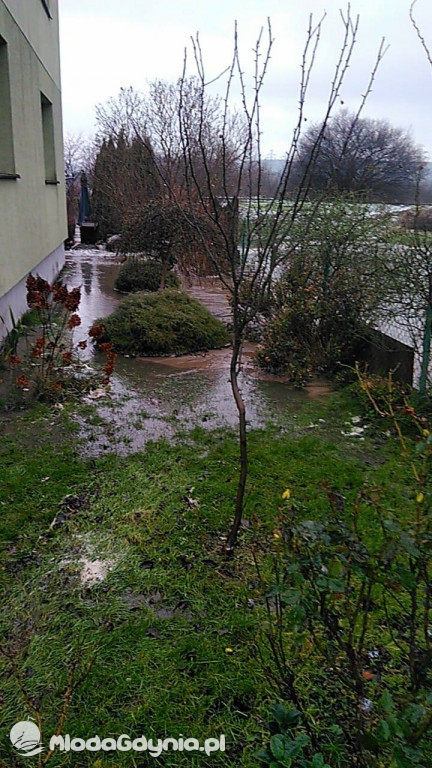 UWAGA! Awaria na Pogórzu. Leje się woda z pęknietej rury. Skrzyżowanie ulic Mosiężna i Cynkowa zamknięte