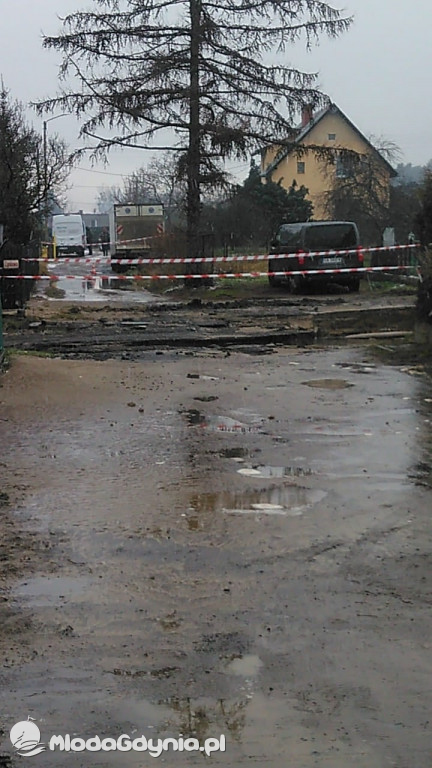UWAGA! Awaria na Pogórzu. Leje się woda z pęknietej rury. Skrzyżowanie ulic Mosiężna i Cynkowa zamknięte