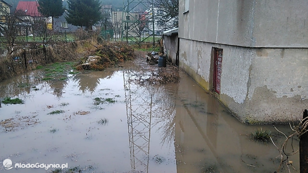 UWAGA! Awaria na Pogórzu. Leje się woda z pęknietej rury. Skrzyżowanie ulic Mosiężna i Cynkowa zamknięte