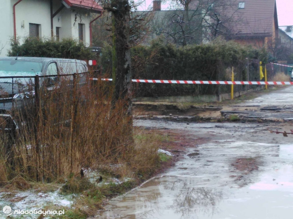 UWAGA! Awaria na Pogórzu. Leje się woda z pęknietej rury. Skrzyżowanie ulic Mosiężna i Cynkowa zamknięte