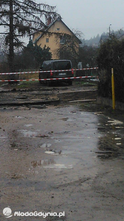 UWAGA! Awaria na Pogórzu. Leje się woda z pęknietej rury. Skrzyżowanie ulic Mosiężna i Cynkowa zamknięte