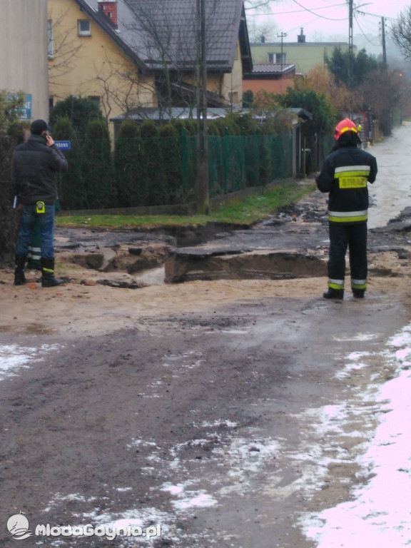 UWAGA! Awaria na Pogórzu. Leje się woda z pęknietej rury. Skrzyżowanie ulic Mosiężna i Cynkowa zamknięte