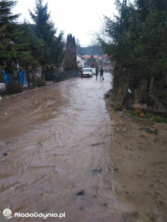 UWAGA! Awaria na Pogórzu. Leje się woda z pęknietej rury. Skrzyżowanie ulic Mosiężna i Cynkowa zamknięte