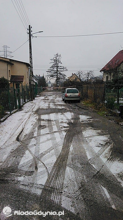 UWAGA! Awaria na Pogórzu. Leje się woda z pęknietej rury. Skrzyżowanie ulic Mosiężna i Cynkowa zamknięte