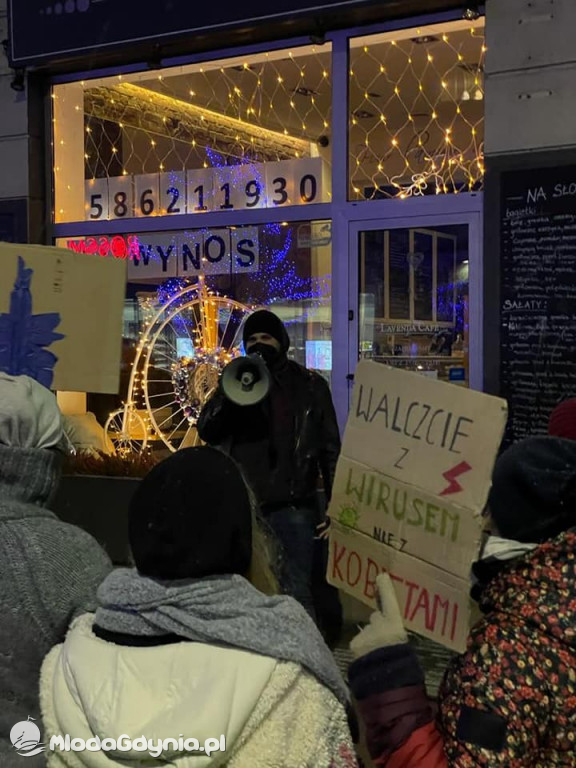 Protest przed biurem PiS w Gdyni 27 i 28.01.2020