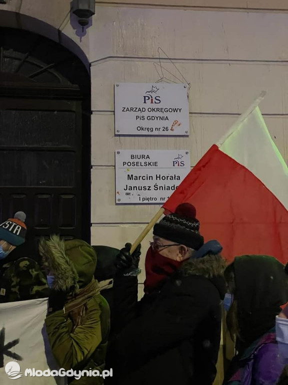 Protest przed biurem PiS w Gdyni 27 i 28.01.2020