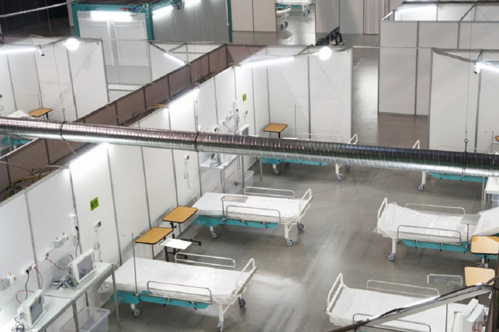 Etapy powstawania szpitala tymczasowego na AMBEREXPO