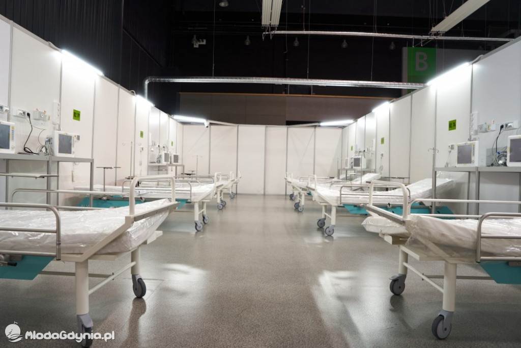 Etapy powstawania szpitala tymczasowego na AMBEREXPO